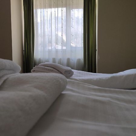 Hotel Iri Буштені Екстер'єр фото