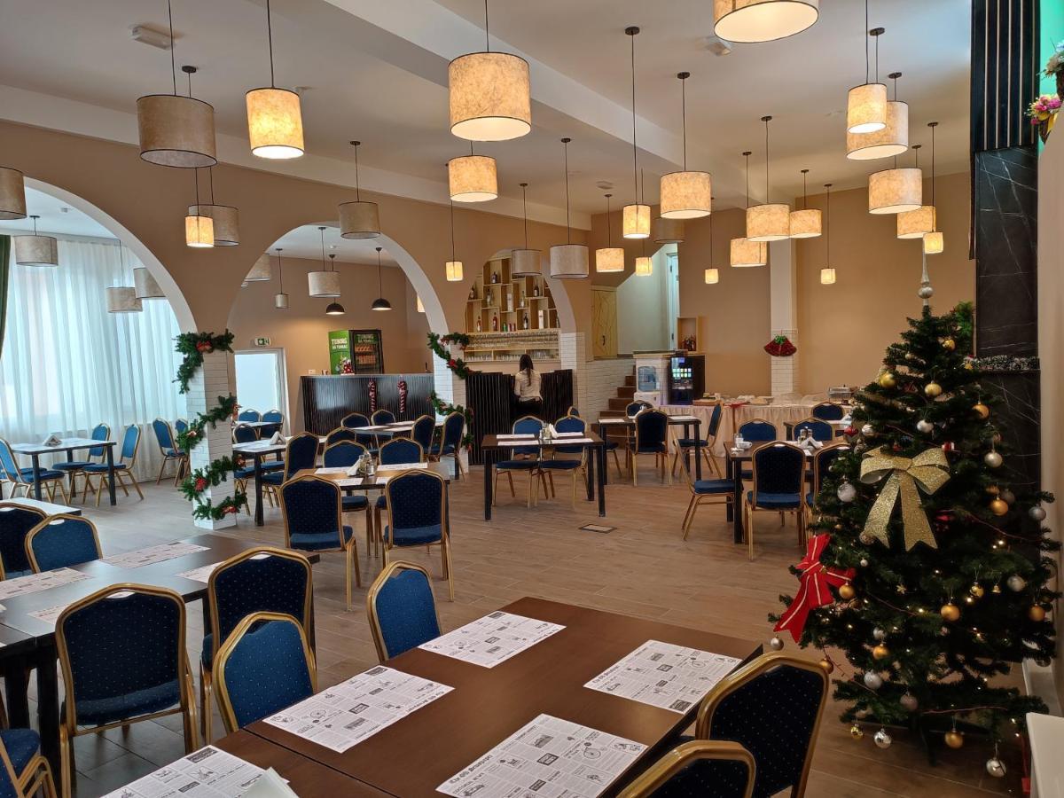 Hotel Iri Буштені Екстер'єр фото