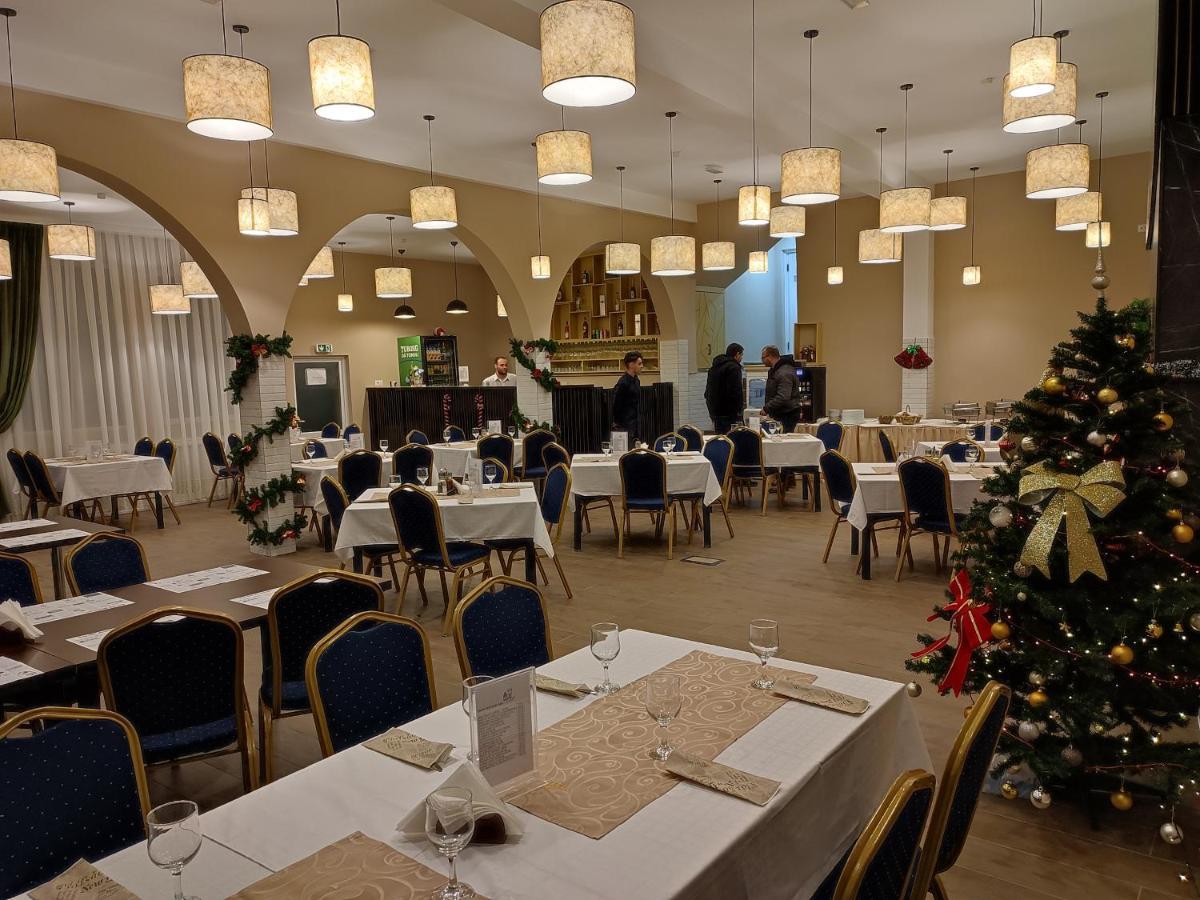Hotel Iri Буштені Екстер'єр фото