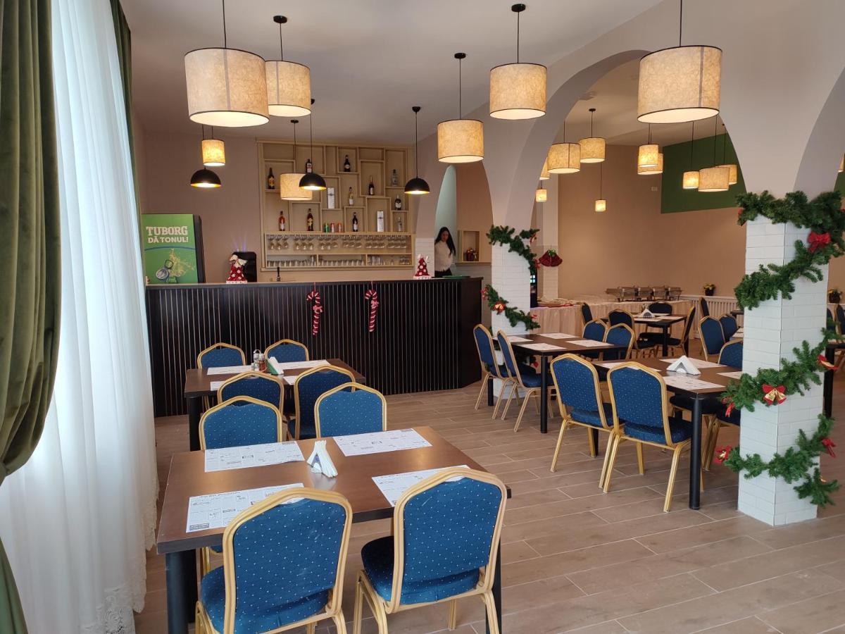 Hotel Iri Буштені Екстер'єр фото