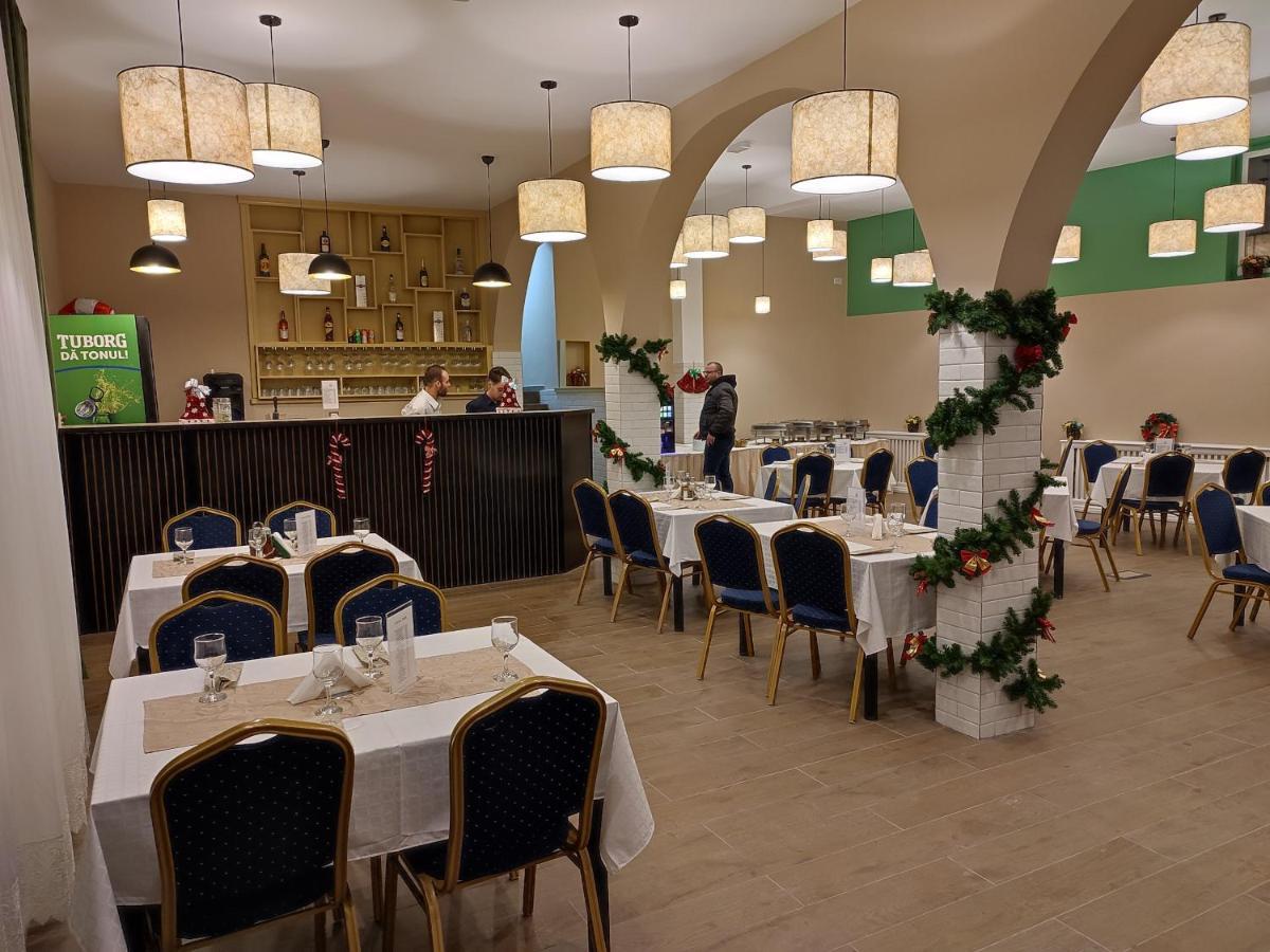 Hotel Iri Буштені Екстер'єр фото