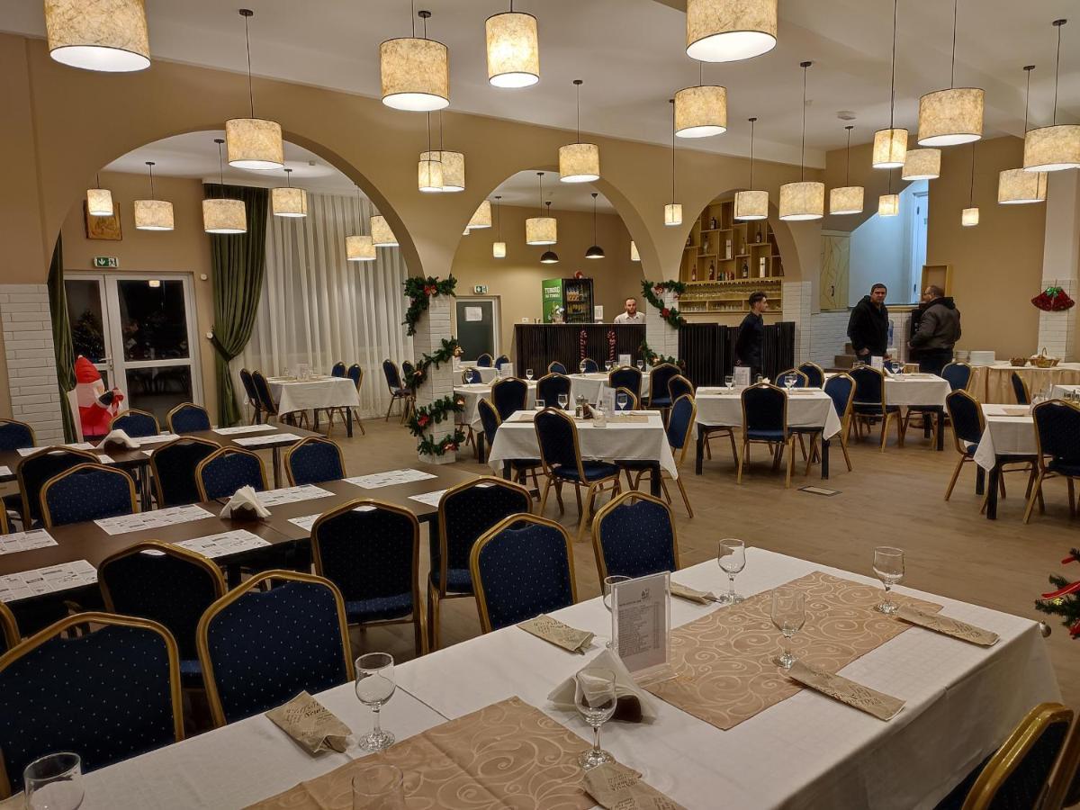 Hotel Iri Буштені Екстер'єр фото