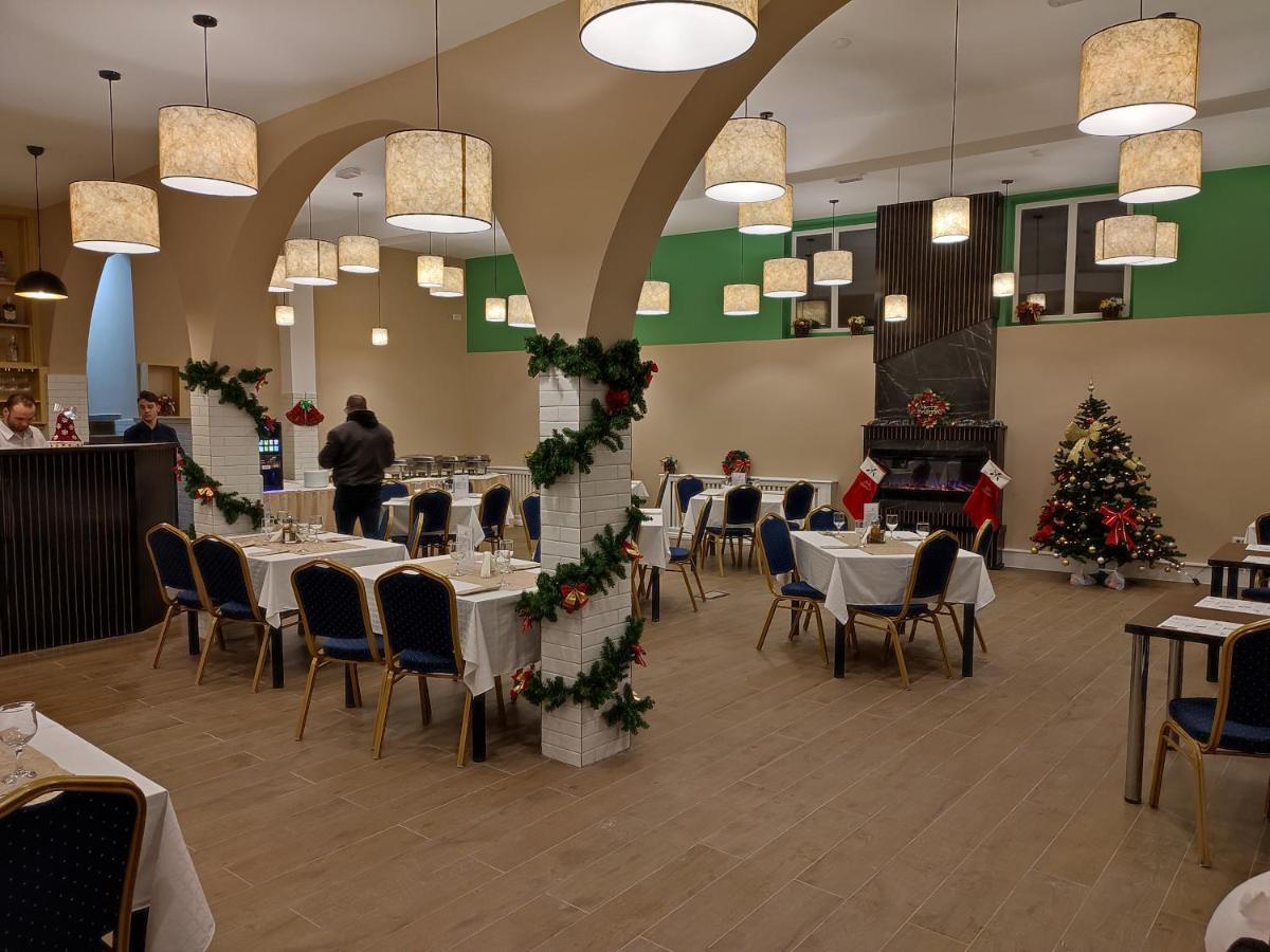 Hotel Iri Буштені Екстер'єр фото