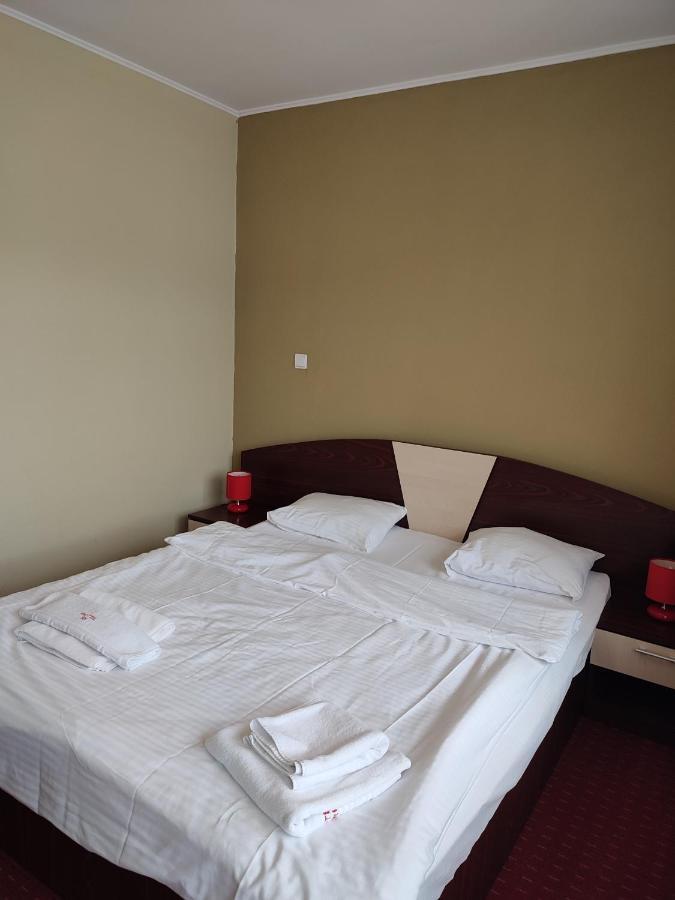 Hotel Iri Буштені Екстер'єр фото