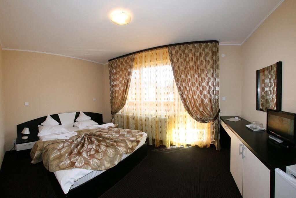 Hotel Iri Буштені Екстер'єр фото