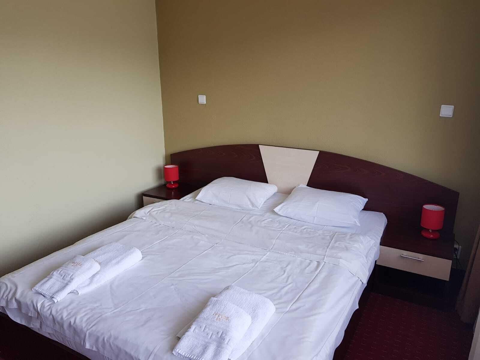 Hotel Iri Буштені Екстер'єр фото