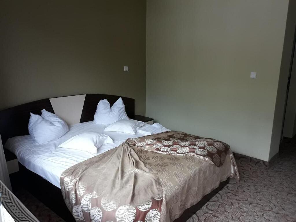 Hotel Iri Буштені Екстер'єр фото