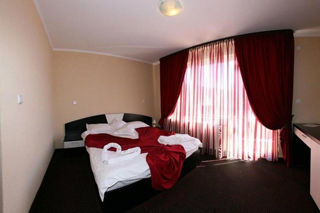Hotel Iri Буштені Екстер'єр фото