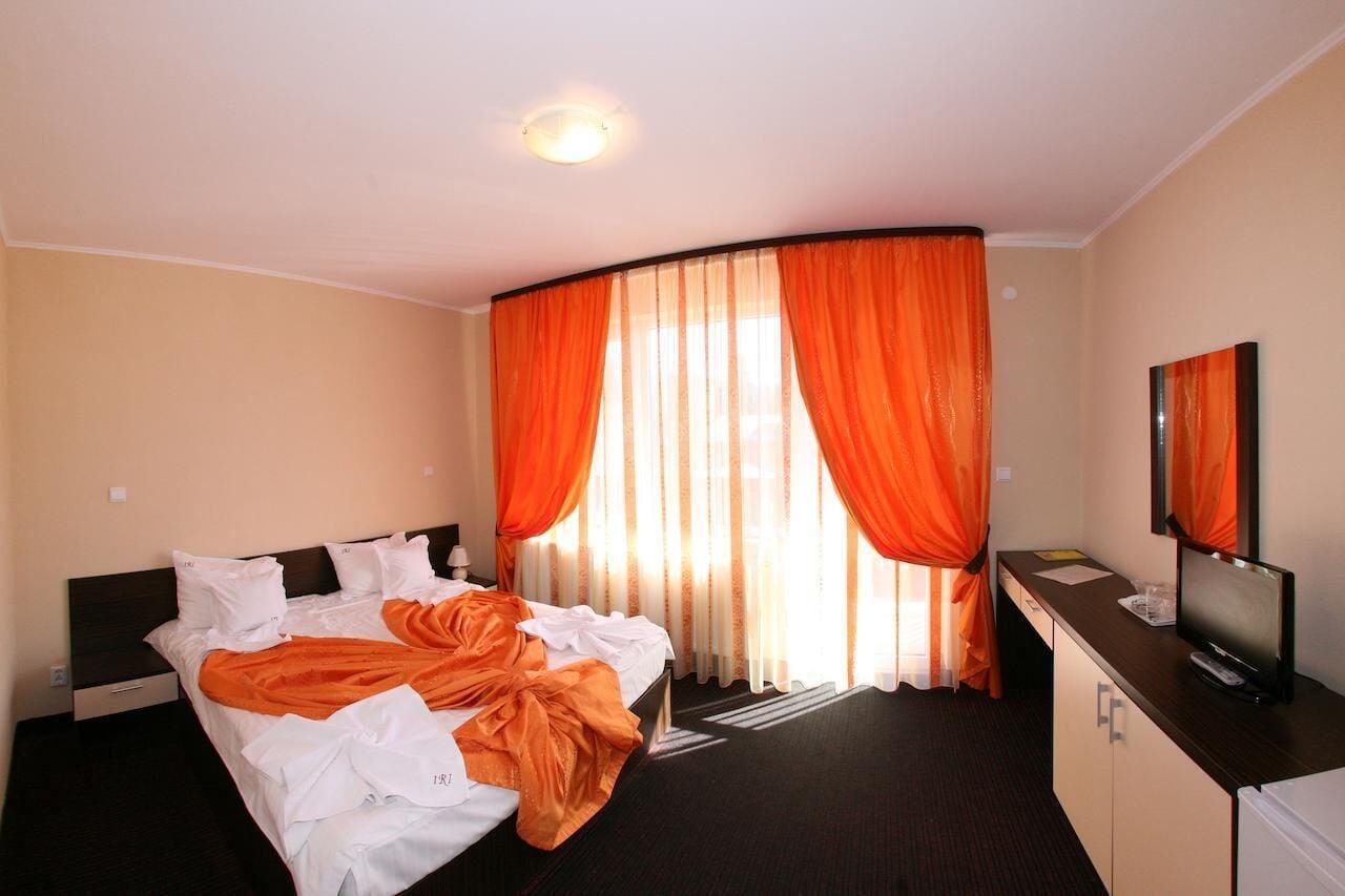 Hotel Iri Буштені Екстер'єр фото