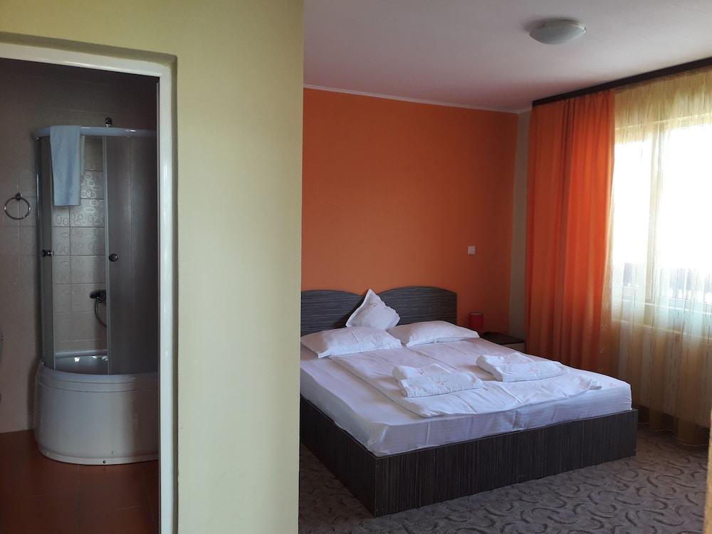 Hotel Iri Буштені Екстер'єр фото