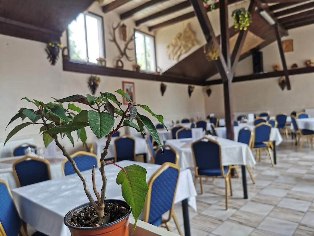 Hotel Iri Буштені Екстер'єр фото