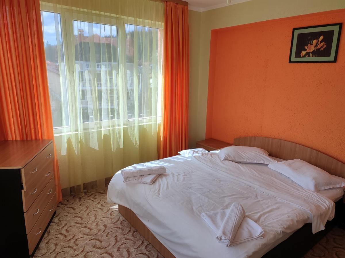 Hotel Iri Буштені Екстер'єр фото