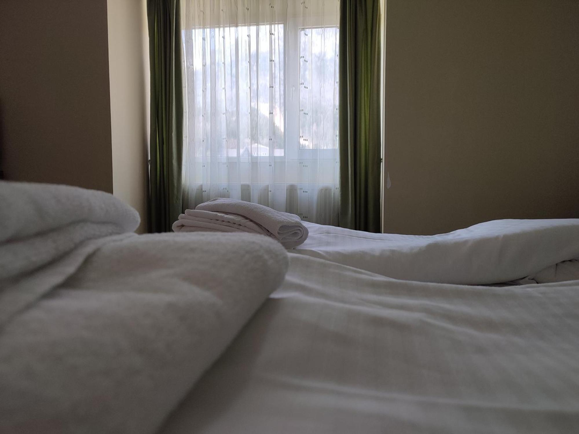 Hotel Iri Буштені Екстер'єр фото