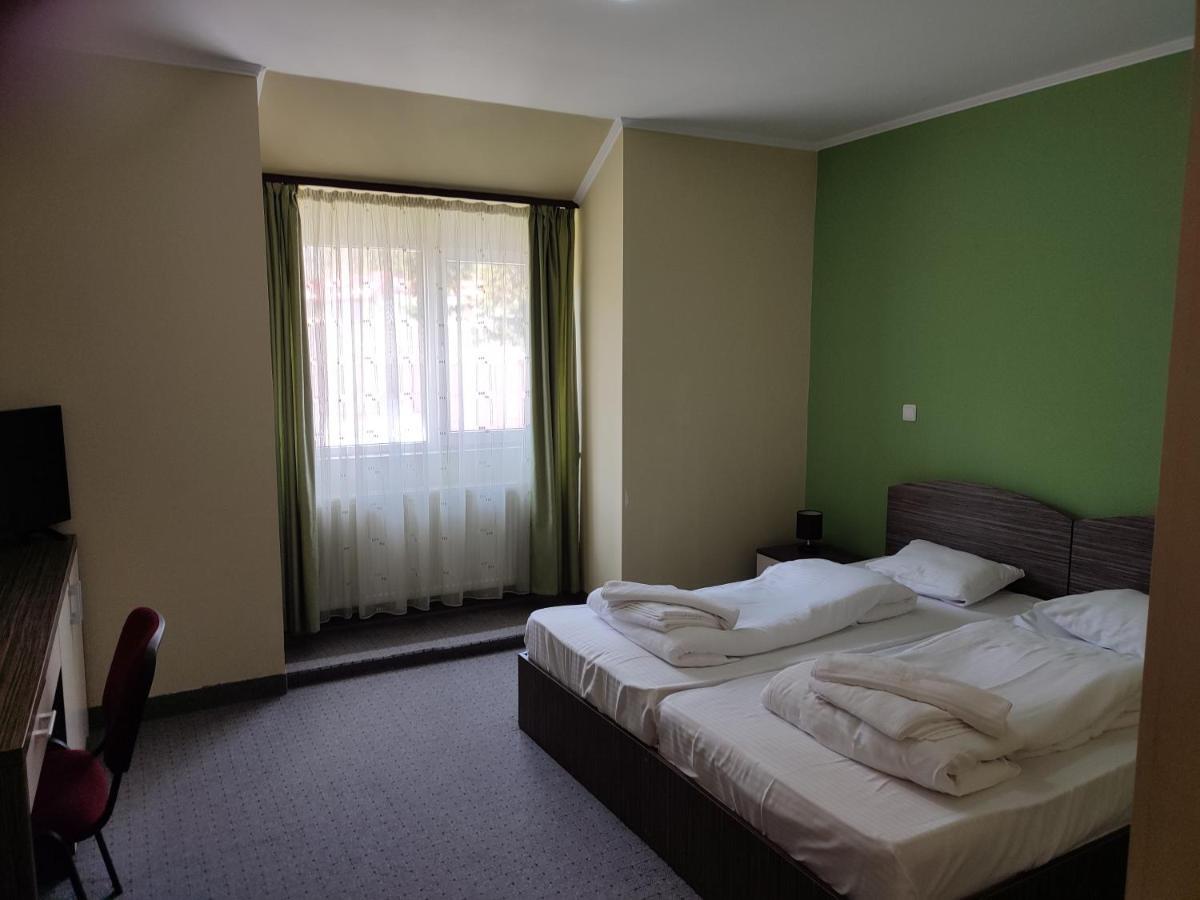 Hotel Iri Буштені Екстер'єр фото