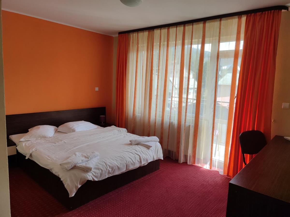 Hotel Iri Буштені Екстер'єр фото