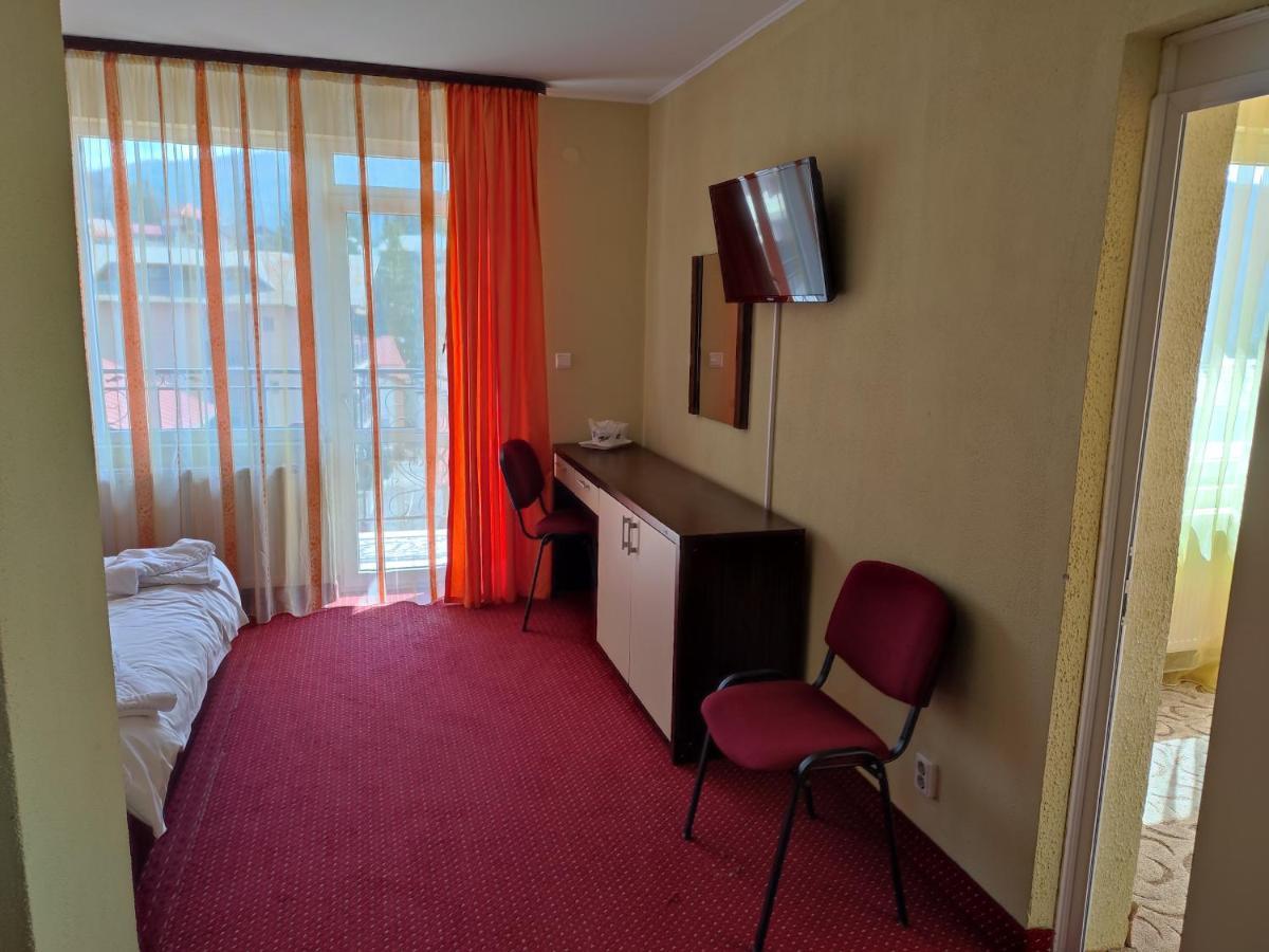 Hotel Iri Буштені Екстер'єр фото