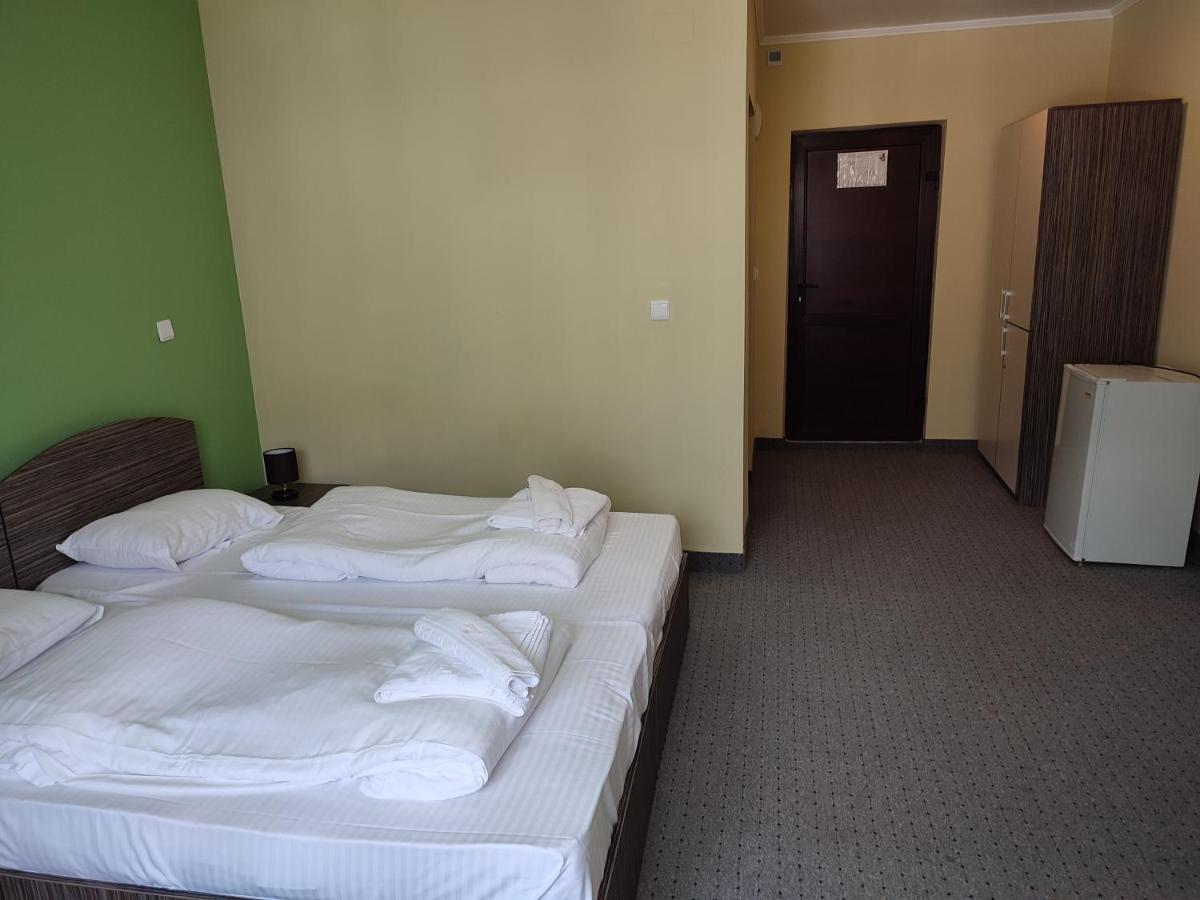 Hotel Iri Буштені Екстер'єр фото