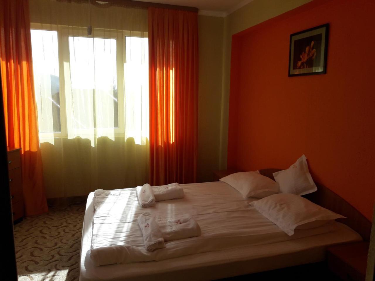 Hotel Iri Буштені Екстер'єр фото