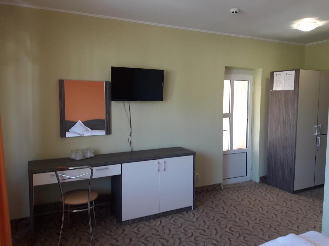 Hotel Iri Буштені Екстер'єр фото